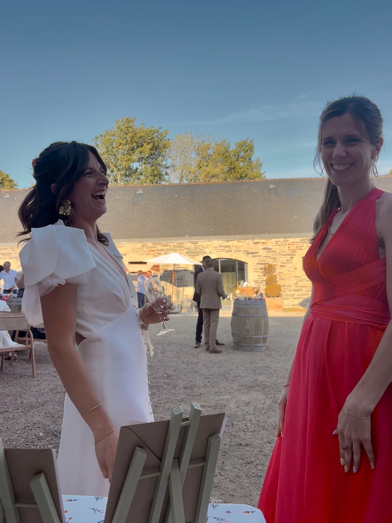 Blanche échange et rit avec une mariée pendant la réception