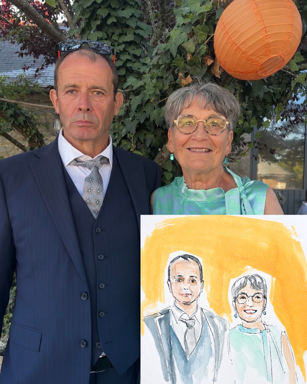 Un couple d’invités photographié puis représenté à l’aquarelle