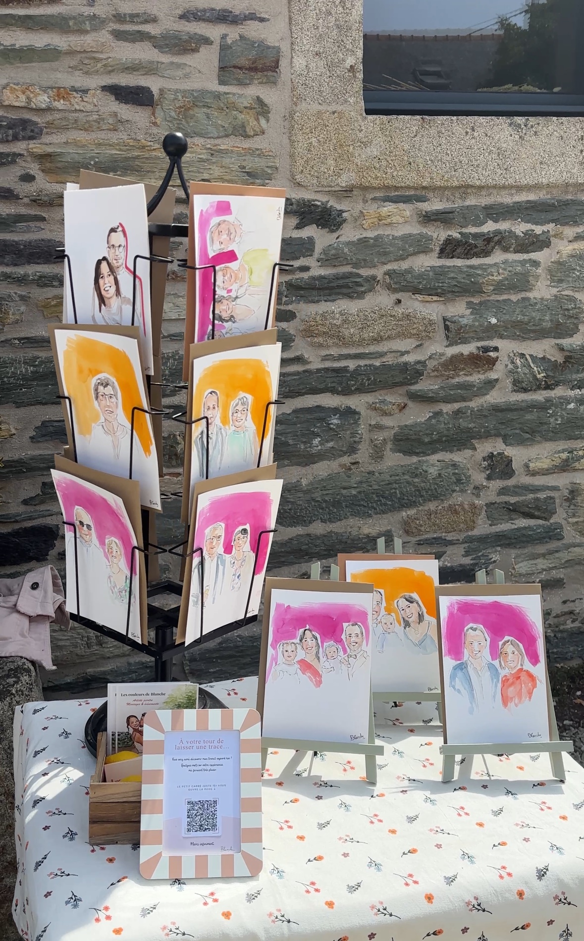 Les portraits d’invités terminés sont exposés sur le stand pendant le mariage